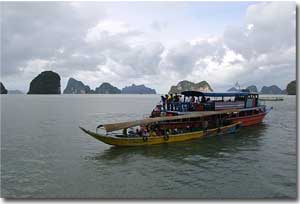 Barco turistico en la bahia de Phang Nga
