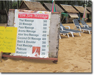 cartel ofreciendo masajes en Khao Lak