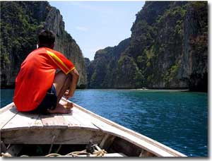 llegando en barco a la isla Phi Phi Leh