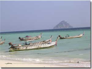 embarcaciones en la playa de Phi Phi Don