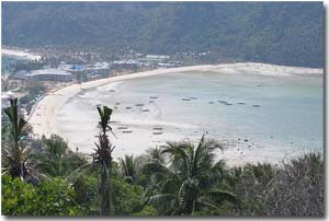 vistas desde lo alto de la playa de ko Phi Phi
