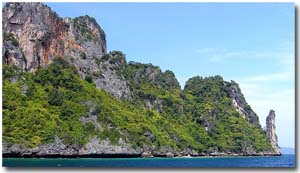Montañas en la isla ko Phi Phi Leh