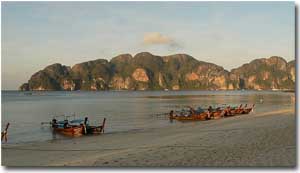 barcos varados en la playa de ko Phi Phi Dom