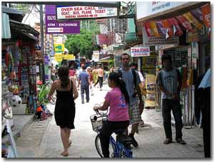 en una de las calles turisticas de ko Phi Phi