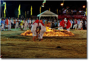 Preparando el fuego en el Festival Vegetariano de Phuket