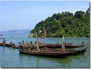 Embarcaciones austeras en Ranong