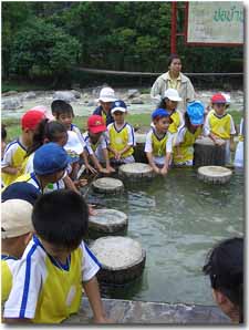 Niños en unas aguas termales en Ranong