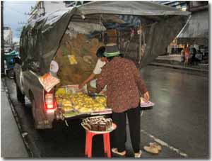 Puesto de fruta en una calle de Ranong
