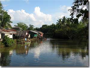 Pequeñas casas a orillas del rio Satun