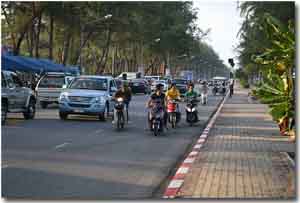 calle con coches en Songkhla
