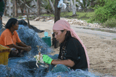 mujeres cosiendo redes en Pattani