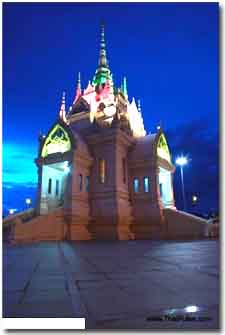 Casa de los Espiritus grande en Surat Thani