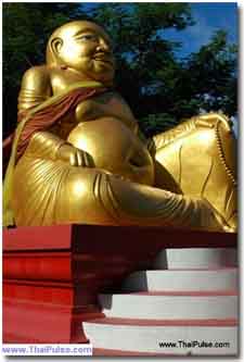 Buda Dorado en Surat Thani