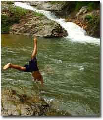 Bañandose en unas cascadas de Surat Thani