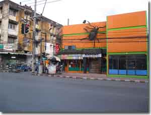 Una calle de Surat Thani