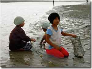 Niños pescando en trang