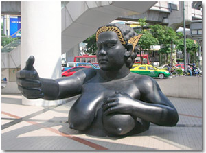 Estatua de una hembra ogro en el centro de Bangkok