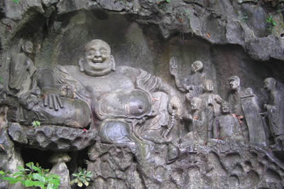 escultura de Maitreya con sus discípulos