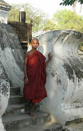 joven monje en un monasterio