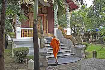 Monje entrando al templo