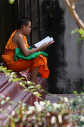 monje en el Templo Wat Phra Keow de Chiang Rai