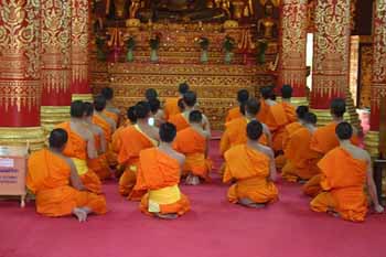monjes En un templo de Chiang Rai