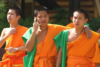 Monjes novicios en el templo Wat Phra Keow en Chiang Rai