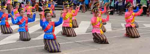 Bailarines tailandeses durante la festividad de Khao Phansa