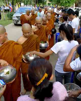 ofrendas a monjes en khao phansa, vassa